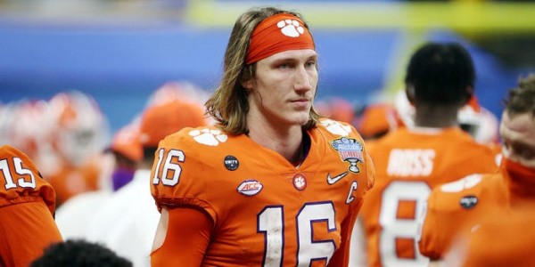 Trevor Lawrence porte officiellement le maillot n ° 16 pour rejoindre les Jaguars de Jacksonville Trevor Lawrence porte officiellement le maillot n ° 16 pour rejoindre les Jaguars de Jacksonville